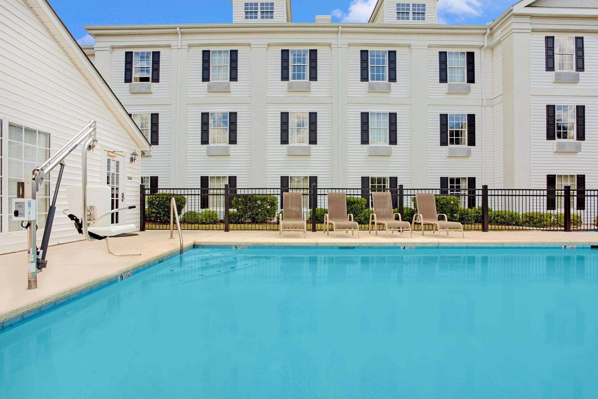 Baymont By Wyndham Pearl Exterior foto